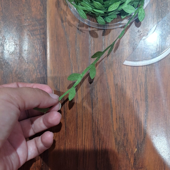 Artificial green leaf vine decor - Picture 3 of 4